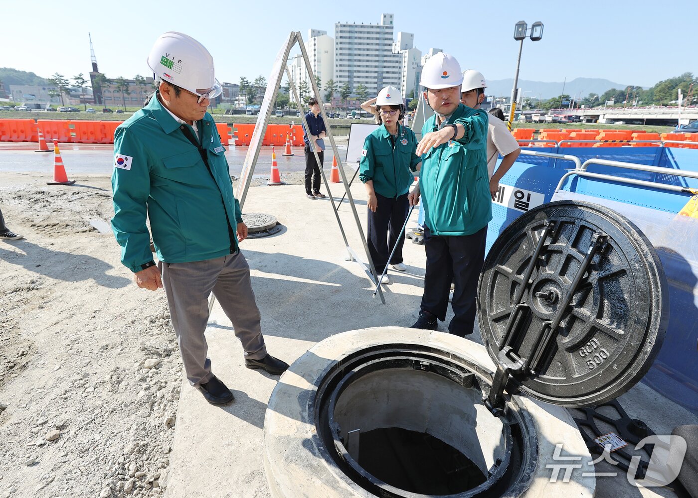 본문 이미지 - 김홍규 강원 강릉시장이 25일 성내동 홍제정수장 보조수원 시험 통수현장을 점검하고 있다.&#40;강릉시 제공, 재판매 및 DB 금지&#41; 2025.7.25/뉴스1