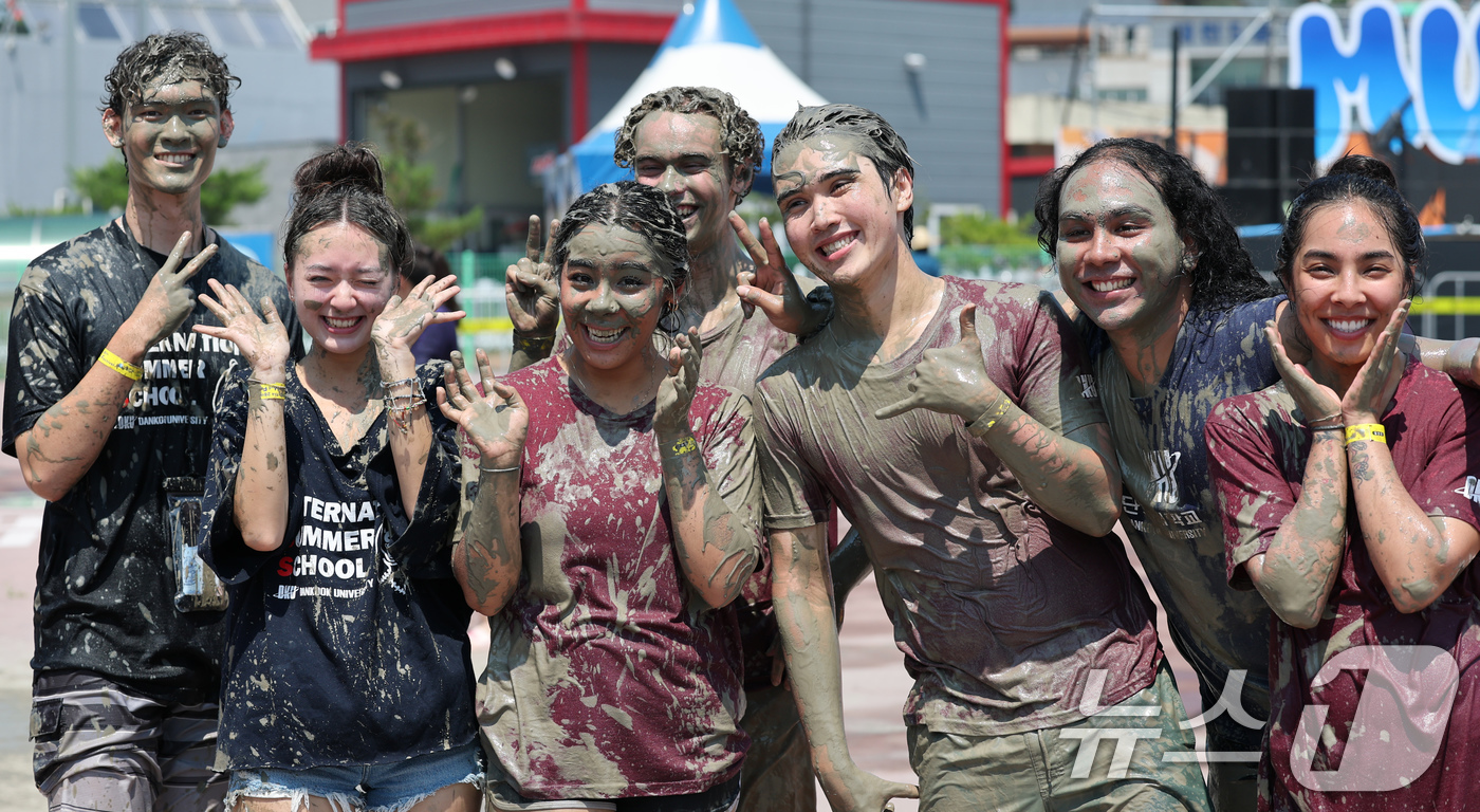 (보령=뉴스1) 김기태 기자 = 제28회 보령머드축제가 개막한 25일 충남 보령 대천해수욕장 머드엑스포광장에서 외국인들이 축제를 즐기고 있다.김동일 보령시장은 “2025~2026 …