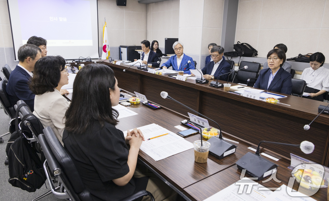 (서울=뉴스1) = 정은경 보건복지부 장관이 25일 서울 중구 한국생명존중희망재단에서 열린 '자살예방 전문가 간담회'에서 자살예방상담전화 콜센터 추가 개소 준비 상황과 심리부검 체 …