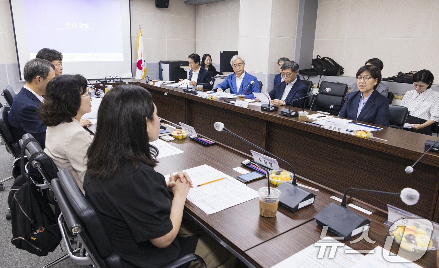본문 이미지 - 정은경 보건복지부 장관이 25일 서울 중구 한국생명존중희망재단에서 열린 &#39;자살예방 전문가 간담회&#39;에서 자살예방상담전화 콜센터 추가 개소 준비 상황과 심리부검 체계를 점검하고 자살예방 전문가와 실효적 자살예방 대책에 대해 논의하고 있다. &#40;보건복지부 제공. 재판매 및 DB 금지&#41; 2025.7.25/뉴스1