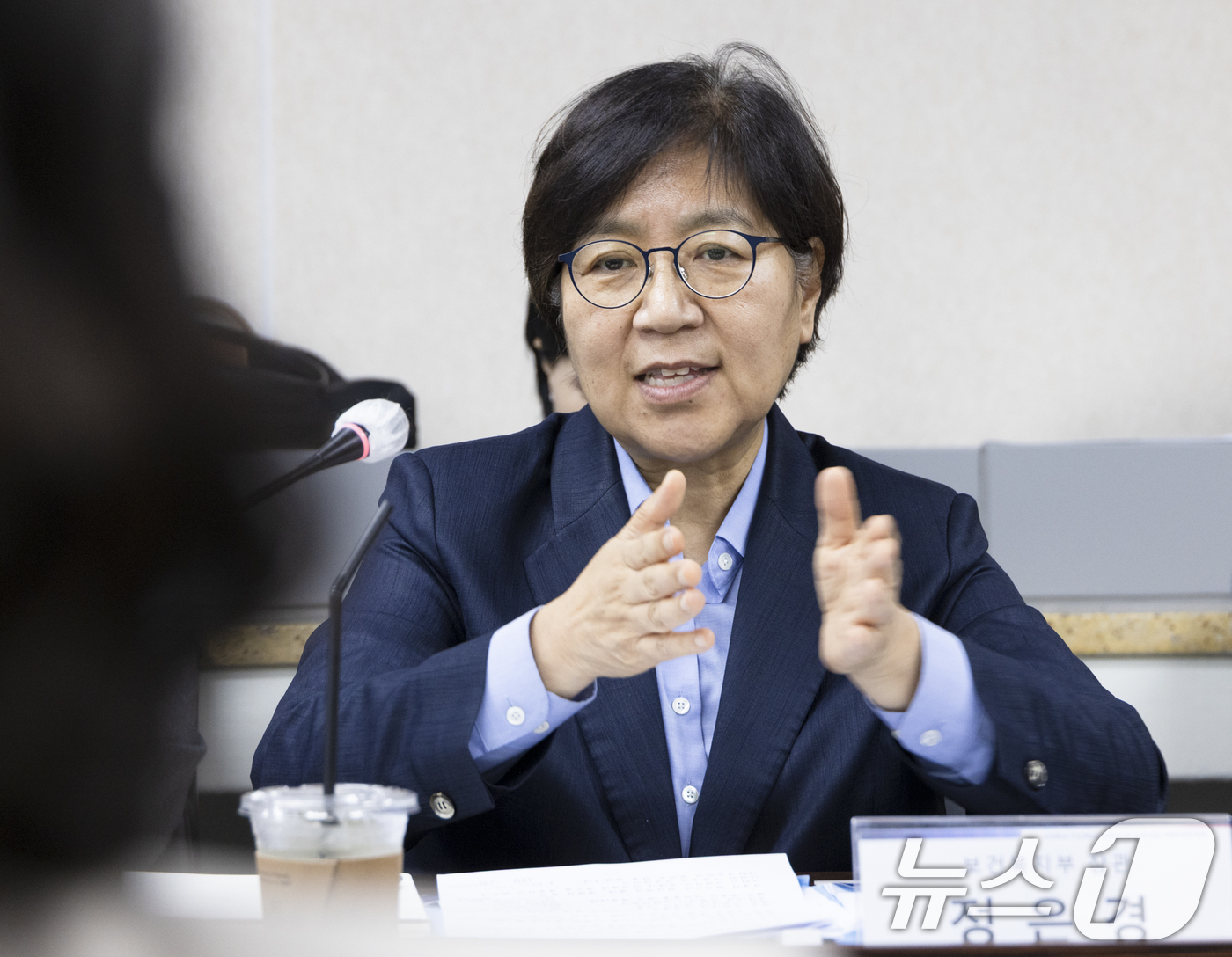 (서울=뉴스1) = 정은경 보건복지부 장관이 25일 서울 중구 한국생명존중희망재단에서 열린 '자살예방 전문가 간담회'에서 자살예방상담전화 콜센터 추가 개소 준비 상황과 심리부검 체 …