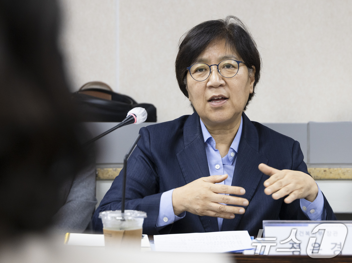 (서울=뉴스1) = 정은경 보건복지부 장관이 25일 서울 중구 한국생명존중희망재단에서 열린 '자살예방 전문가 간담회'에서 자살예방상담전화 콜센터 추가 개소 준비 상황과 심리부검 체 …