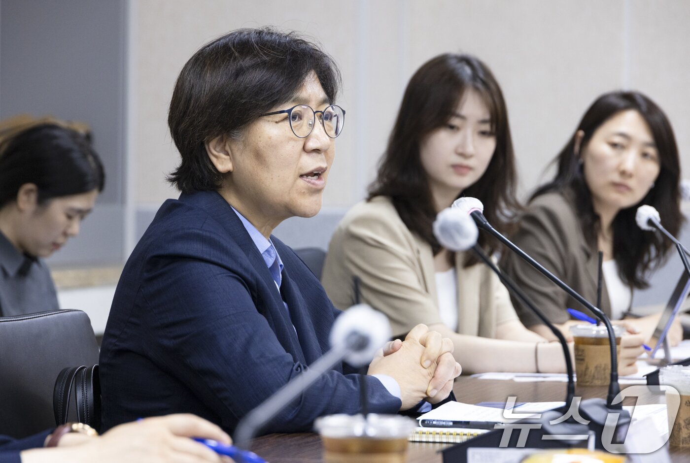 본문 이미지 - 정은경 보건복지부 장관이 25일 서울 중구 한국생명존중희망재단에서 열린 &#39;자살예방 전문가 간담회&#39;에서 자살예방상담전화 콜센터 추가 개소 준비 상황과 심리부검 체계를 점검하고 자살예방 전문가와 실효적 자살예방 대책에 대해 논의하고 있다. &#40;보건복지부 제공. 재판매 및 DB 금지&#41; 2025.7.25/뉴스1