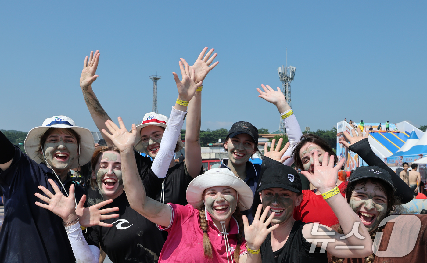 (보령=뉴스1) 김기태 기자 = 제28회 보령머드축제가 개막한 25일 충남 보령 대천해수욕장 머드엑스포광장에서 외국인들이 축제를 즐기고 있다.김동일 보령시장은 “2025~2026 …