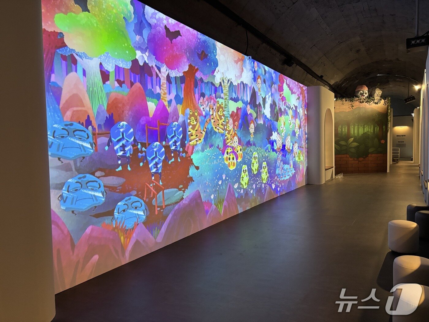 본문 이미지 - 김해  낙동강 레알파크의 와인동굴 내 미디어 아트.&#40;김해시 제공. 재판매 및 DB금지&#41;