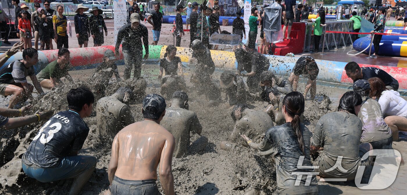 본문 이미지 - 제28회 보령머드축제가 개막한 25일 충남 보령 대천해수욕장 머드엑스포광장을 찾은 관광객들이 축제를 즐기고 있다.2025.7.25/뉴스1 ⓒ News1 김기태 기자