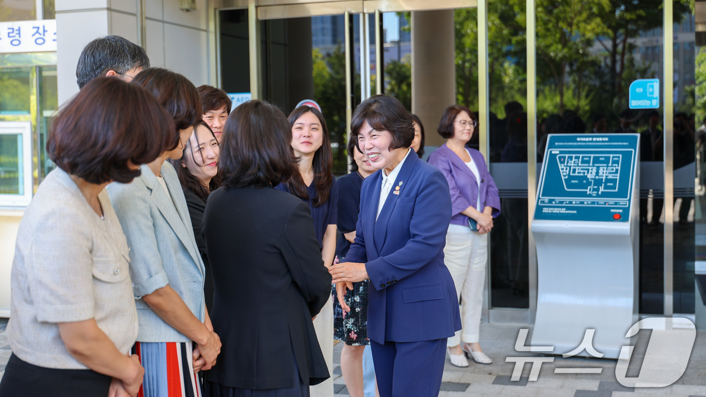 (서울=뉴스1) = 강정애 국가보훈부 장관이 25일 세종시 정부세종청사 국가보훈부에서 열린 '제2대 국가보훈부 장관 이임식'을 마친 뒤 직원들과 악수하며 청사를 나서고 있다. (국 …