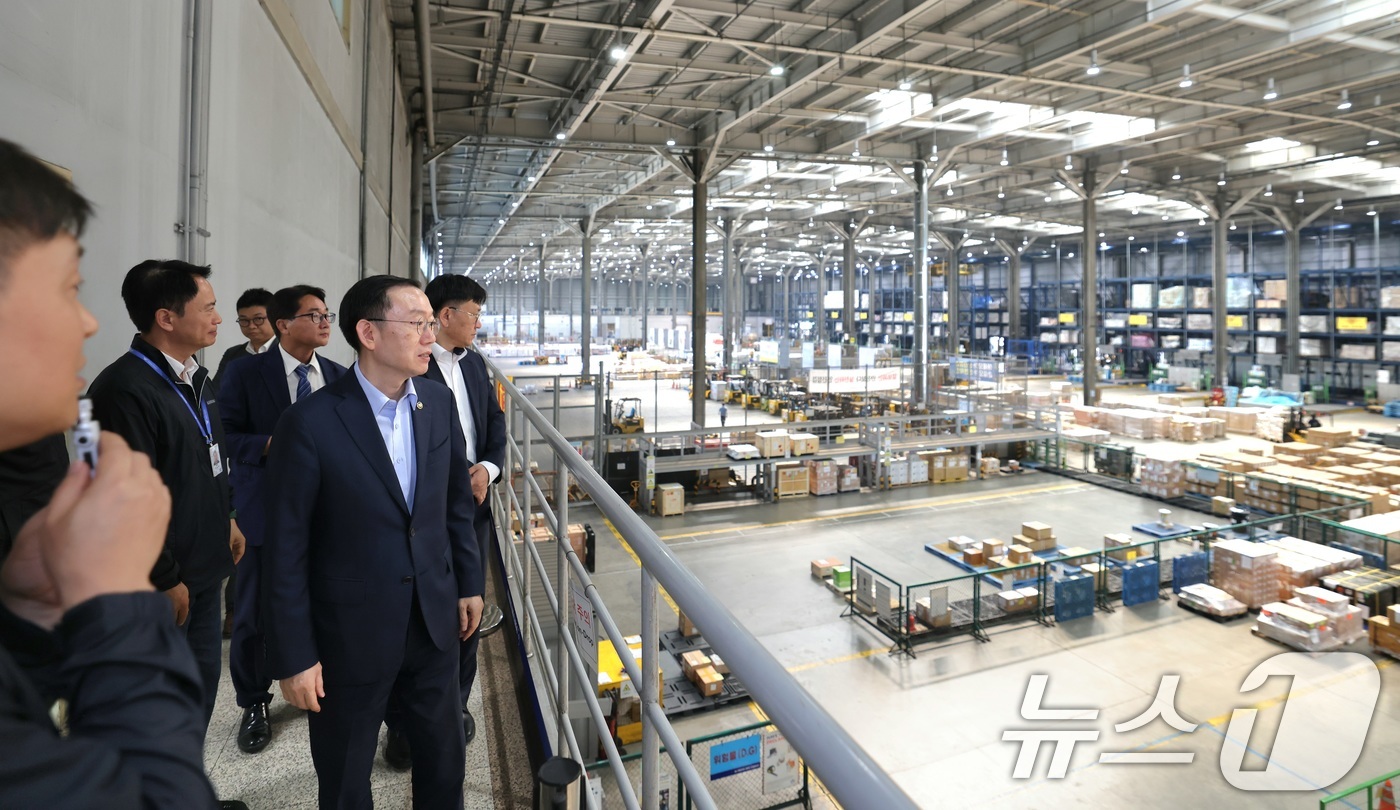(서울=뉴스1) = 이명구 관세청장이 25일 대한항공 화물터미널 및 인천공항세관 특송물류센터를 방문해 항공 및 특송화물 통관 현장을 점검하고 있다. (관세청 제공. 재판매 및 DB …