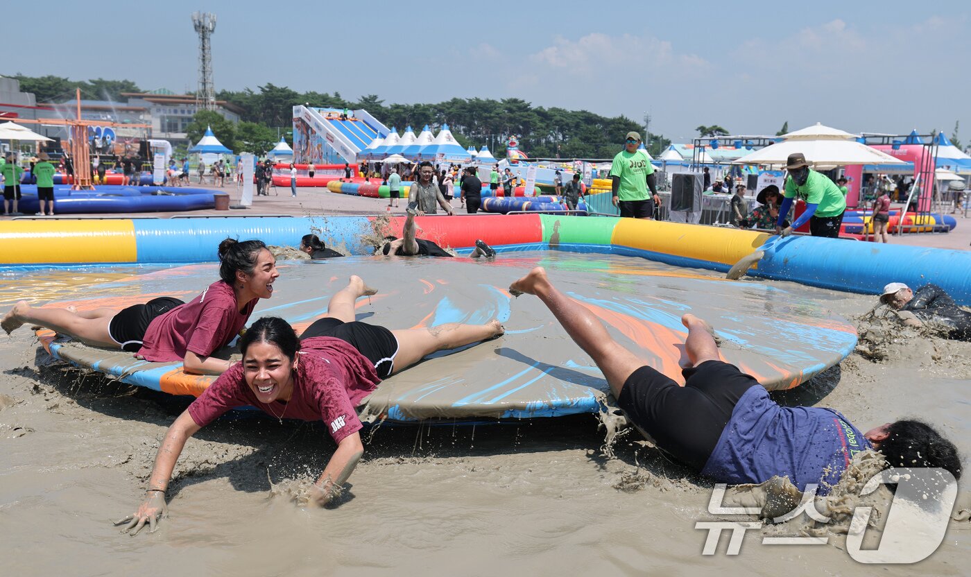 본문 이미지 - 제28회 보령머드축제가 개막한 25일 충남 보령 대천해수욕장 머드엑스포광장을 찾은 관광객들이 축제를 즐기고 있다. 2025.7.25/뉴스1 ⓒ News1 김기태 기자