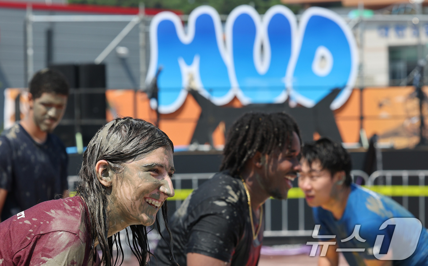 (보령=뉴스1) 김기태 기자 = 제28회 보령머드축제가 개막한 25일 충남 보령 대천해수욕장 머드엑스포광장을 찾은 관광객들이 축제를 즐기고 있다.김동일 보령시장은 “2025~202 …