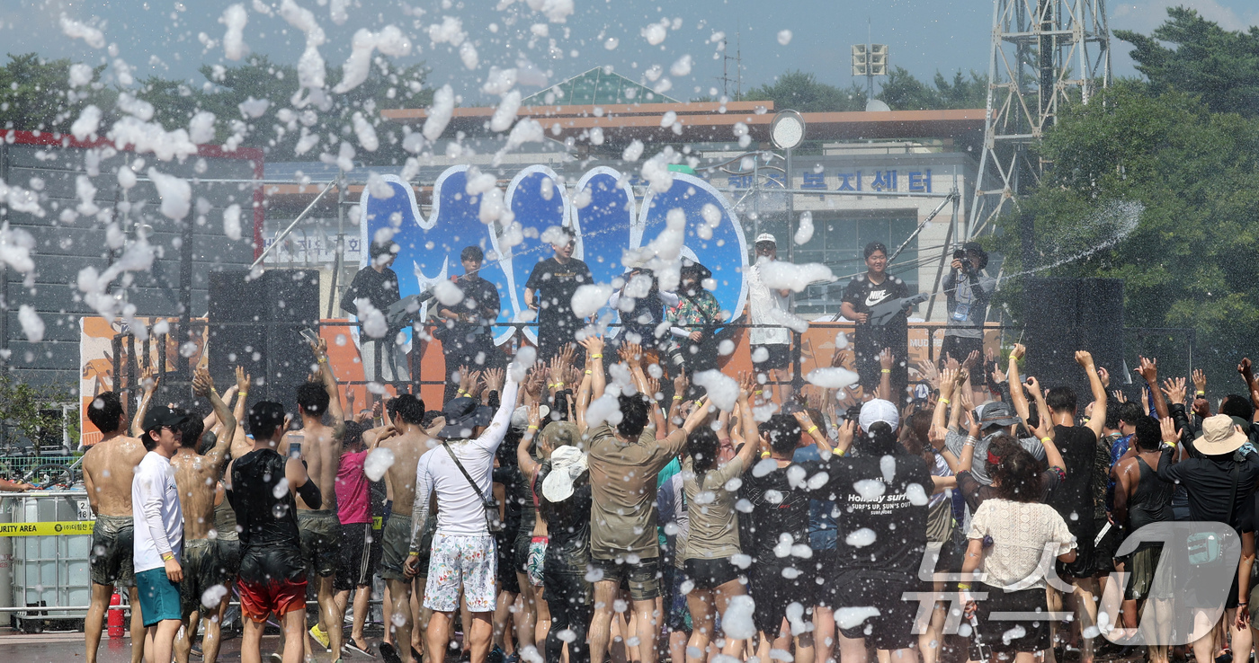(보령=뉴스1) 김기태 기자 = 제28회 보령머드축제가 개막한 25일 충남 보령 대천해수욕장 머드엑스포광장을 찾은 관광객들이 축제를 즐기고 있다.김동일 보령시장은 “2025~202 …
