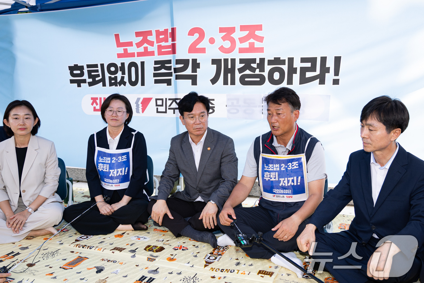 (서울=뉴스1) 유승관 기자 = 김영훈 고용노동부 장관이 25일 서울 여의도 국회 본청 앞 진보당·민주노총 노조법 2·3조 후퇴 저지 및 온전한 노조법 개정 촉구 농성장을 방문해 …