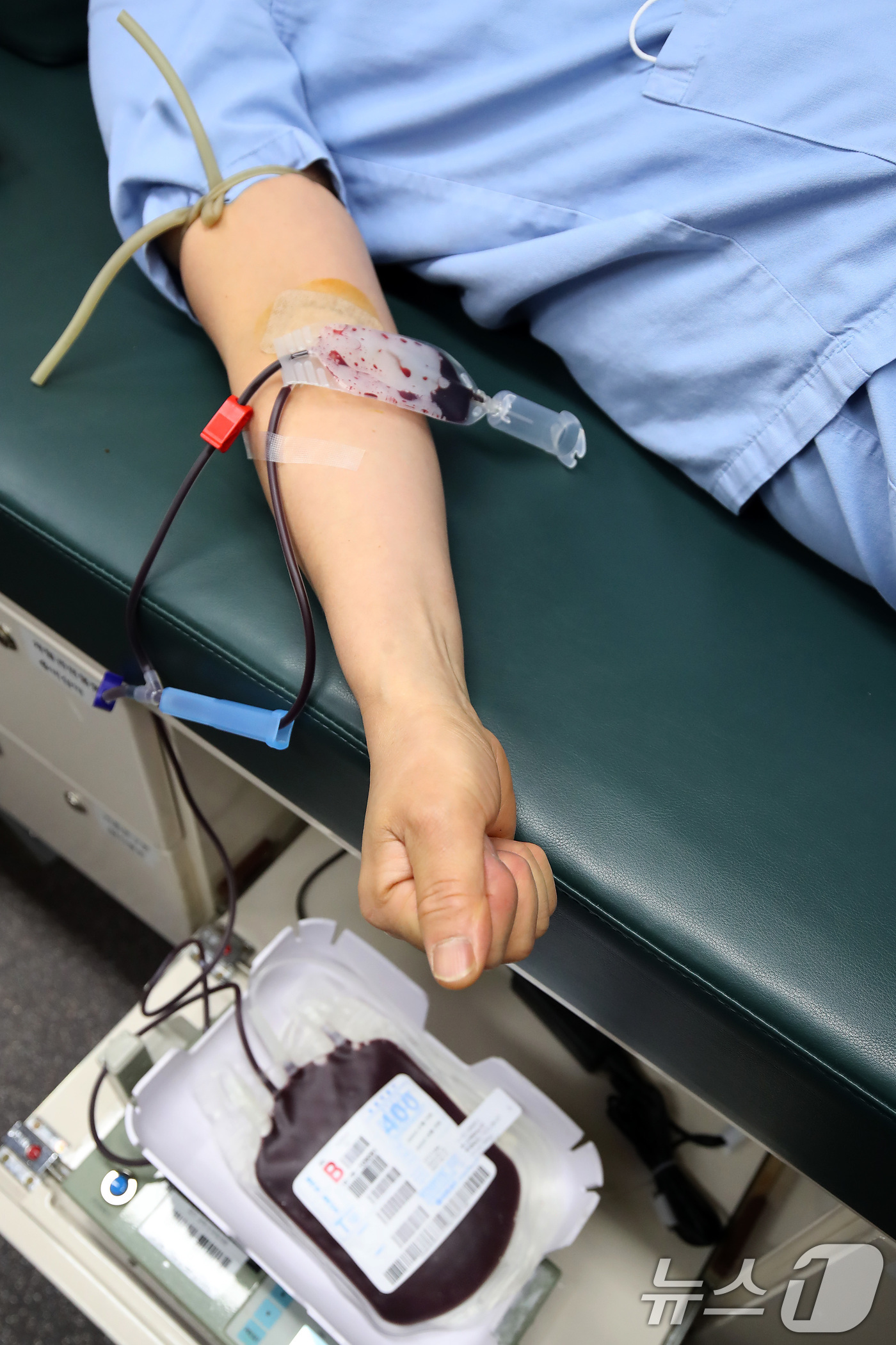 (대구=뉴스1) 공정식 기자 = 25일 오후 대구 중구 곽병원에서 열린 '사랑의 헌혈, 생명 나누기' 행사에서 간호사가 헌혈에 동참하고 있다. 2025.7.25/뉴스1