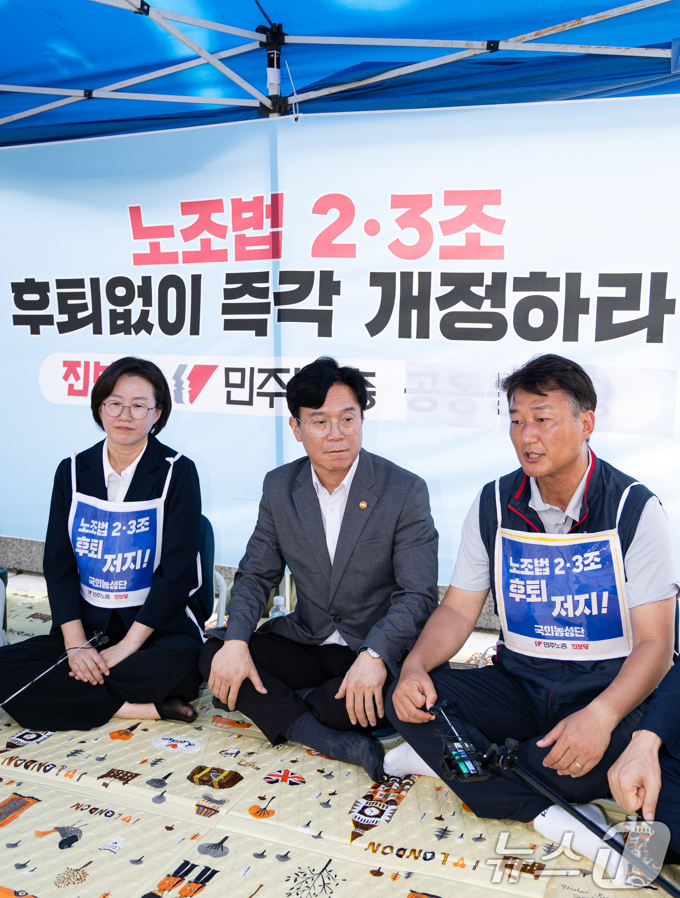 (서울=뉴스1) 유승관 기자 = 김영훈 고용노동부 장관이 25일 서울 여의도 국회 본청 앞 진보당·민주노총 노조법 2·3조 후퇴 저지 및 온전한 노조법 개정 촉구 농성장을 방문해 …