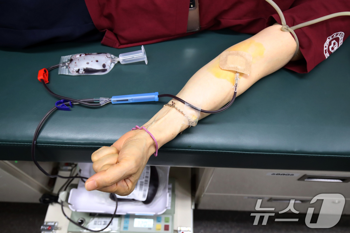(대구=뉴스1) 공정식 기자 = 25일 오후 대구 중구 곽병원에서 열린 '사랑의 헌혈, 생명 나누기' 행사에서 간호사가 헌혈에 동참하고 있다. 2025.7.25/뉴스1