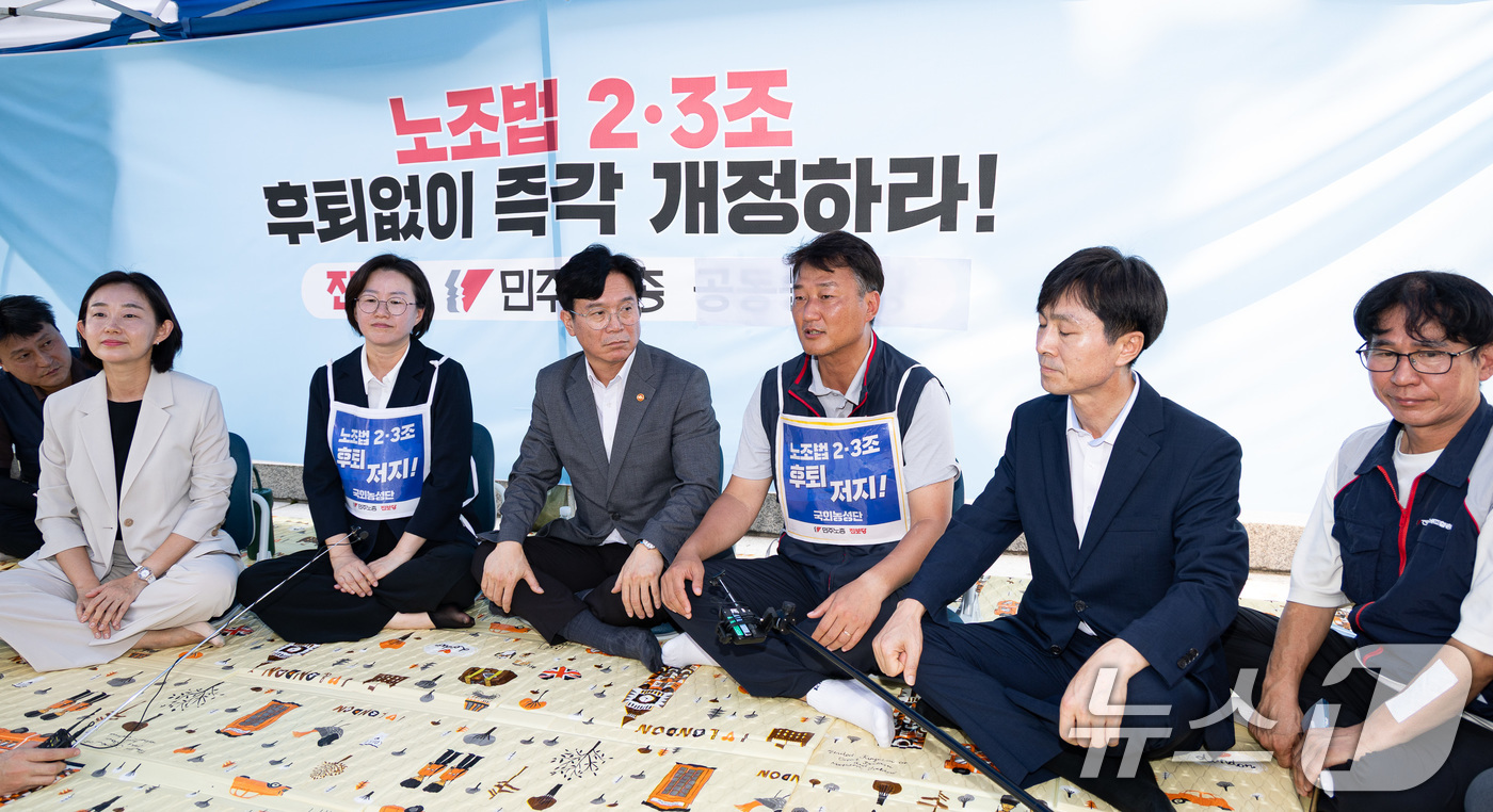 (서울=뉴스1) 유승관 기자 = 김영훈 고용노동부 장관이 25일 서울 여의도 국회 본청 앞 진보당·민주노총 노조법 2·3조 후퇴 저지 및 온전한 노조법 개정 촉구 농성장을 방문해 …