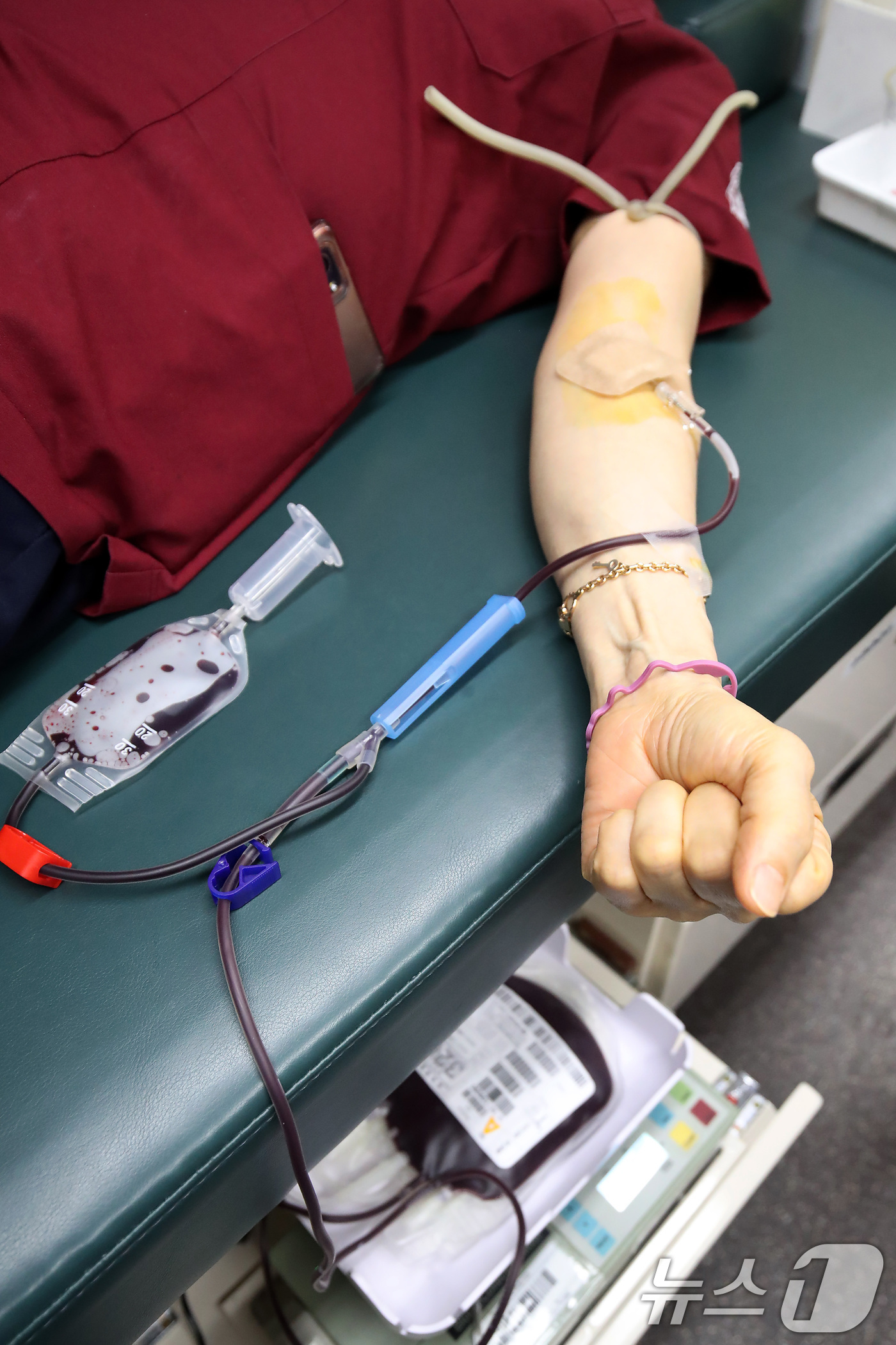 (대구=뉴스1) 공정식 기자 = 25일 오후 대구 중구 곽병원에서 열린 '사랑의 헌혈, 생명 나누기' 행사에서 간호사가 헌혈에 동참하고 있다. 2025.7.25/뉴스1