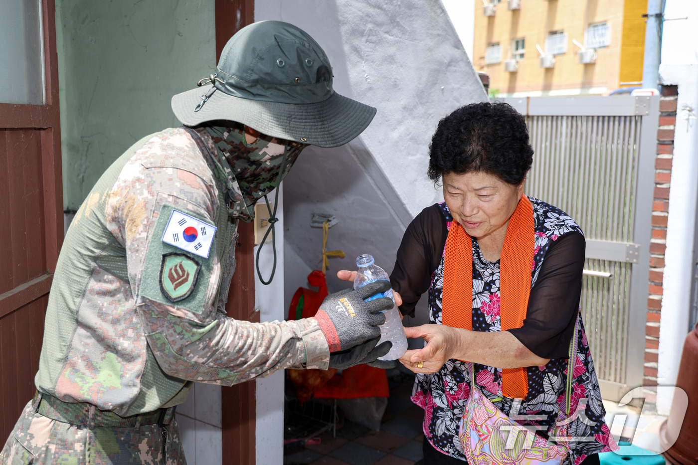(서울=뉴스1) = 육군은 경기, 충남, 전남, 경남 등 수해지역에 연인원 15,000여 명과 장비 290여대를 투입해 복구작업을 실시하고 있다고 25일 밝혔다.31사단 장병들이 …