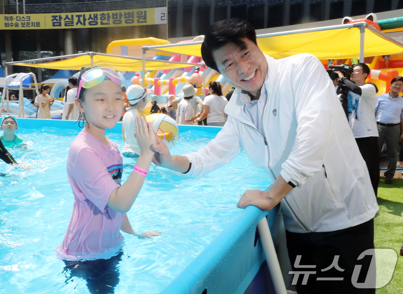 (서울=뉴스1) = 서강석 송파구청장이 25일 서울 송파구 가든파이브 중앙광장에서 열린 '2025 송파구 하하호호 물놀이장' 개장식에서 아이들과 하이파이브를 하고 있다. (송파구 …