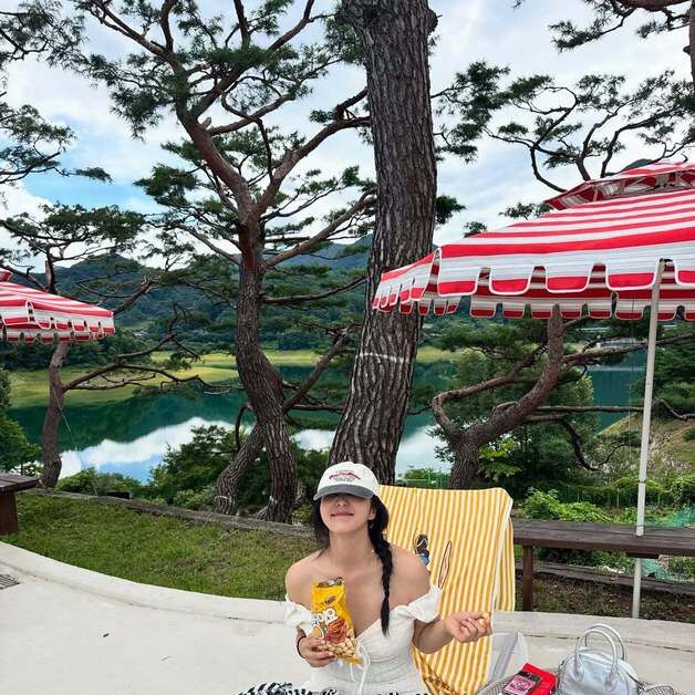 박지윤, 수영장서 과감 노출 패션…어깨 훤히 드러냈다 [N샷]