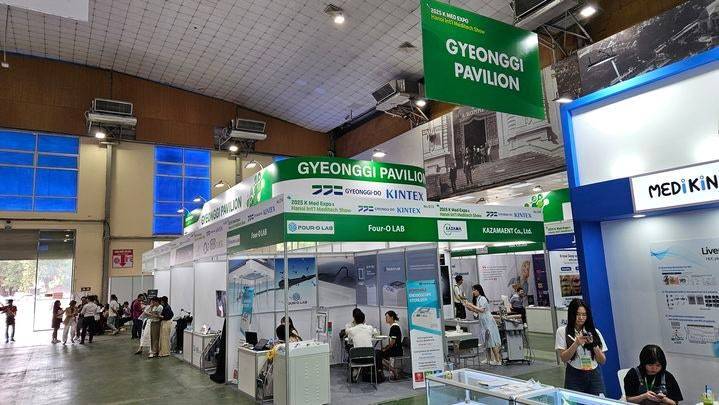 본문 이미지 -  베트남 하노이에서 열린 &#39;2025 베트남 K 의료기기 전시회&#40;K Med Expo&#41;&#39; 내 경기도관. &#40;경기도 제공&#41;