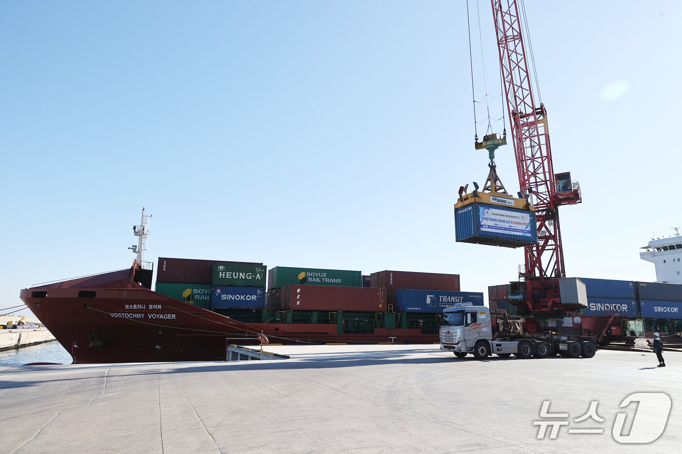 본문 이미지 - 옥계항 컨테이너 러시아 노선 첫 수출화물 선적식.&#40;강릉시 제공, 재판매 및 DB 금지&#41;