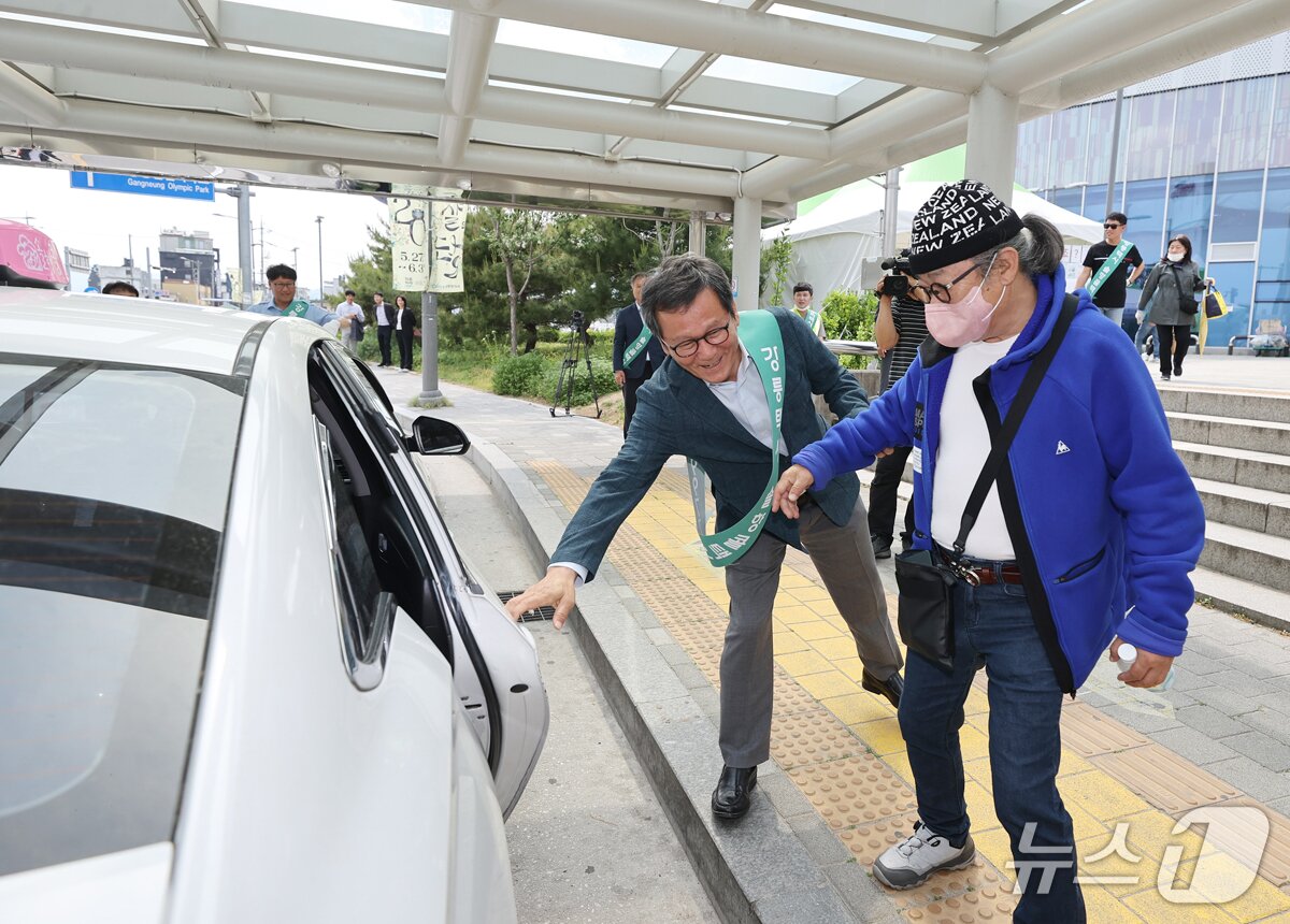본문 이미지 - 강릉 솔향콜택시 이용 관광객 대상으로 지역 관광 홍보하는 김홍규 시장.&#40;강릉시 제공, 재판매 및 DB 금지&#41;