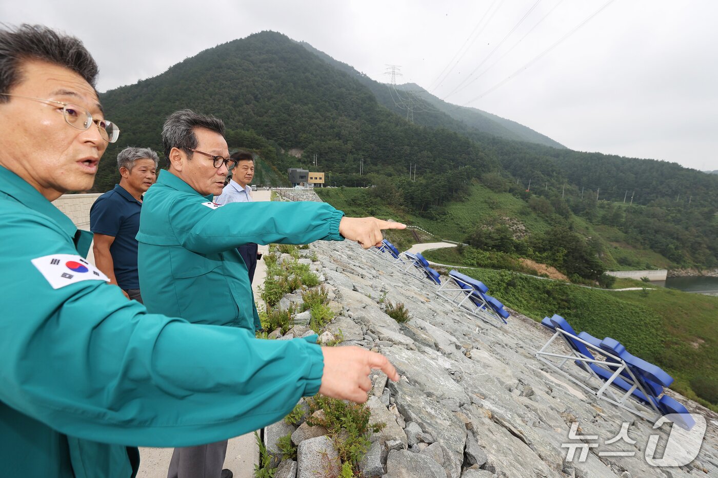 본문 이미지 - 지역 식수원인 오봉저수지 점검 중인 김홍규 강원 강릉시장.&#40;강릉시 제공, 재판매 및 DB 금지&#41;