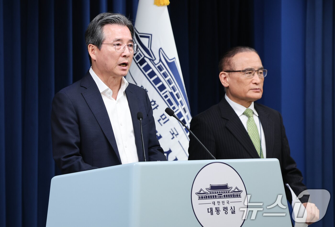 본문 이미지 - 김용범 정책실장과 위성락 국가안보실장이 25일 서울 용산구 대통령실 청사에서 비서실장 주재 통상대책회의 관련 브리핑을 하고 있다. 2025.7.25/뉴스1 ⓒ News1 허경 기자