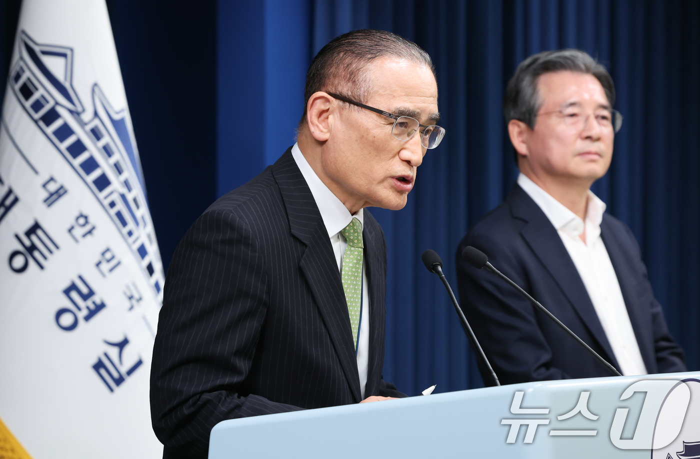 (서울=뉴스1) 허경 기자 = 위성락 국가안보실장(왼쪽)과 김용범 정책실장이 25일 서울 용산구 대통령실 청사에서 비서실장 주재 통상대책회의 관련 브리핑을 하고 있다. 2025.7 …