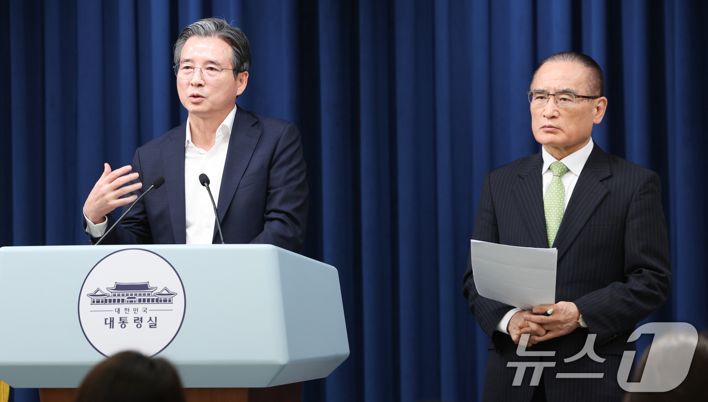 (서울=뉴스1) 허경 기자 = 김용범 정책실장(왼쪽)과 위성락 국가안보실장이 25일 서울 용산구 대통령실 청사에서 비서실장 주재 통상대책회의 관련 브리핑을 하고 있다. 2025.7 …