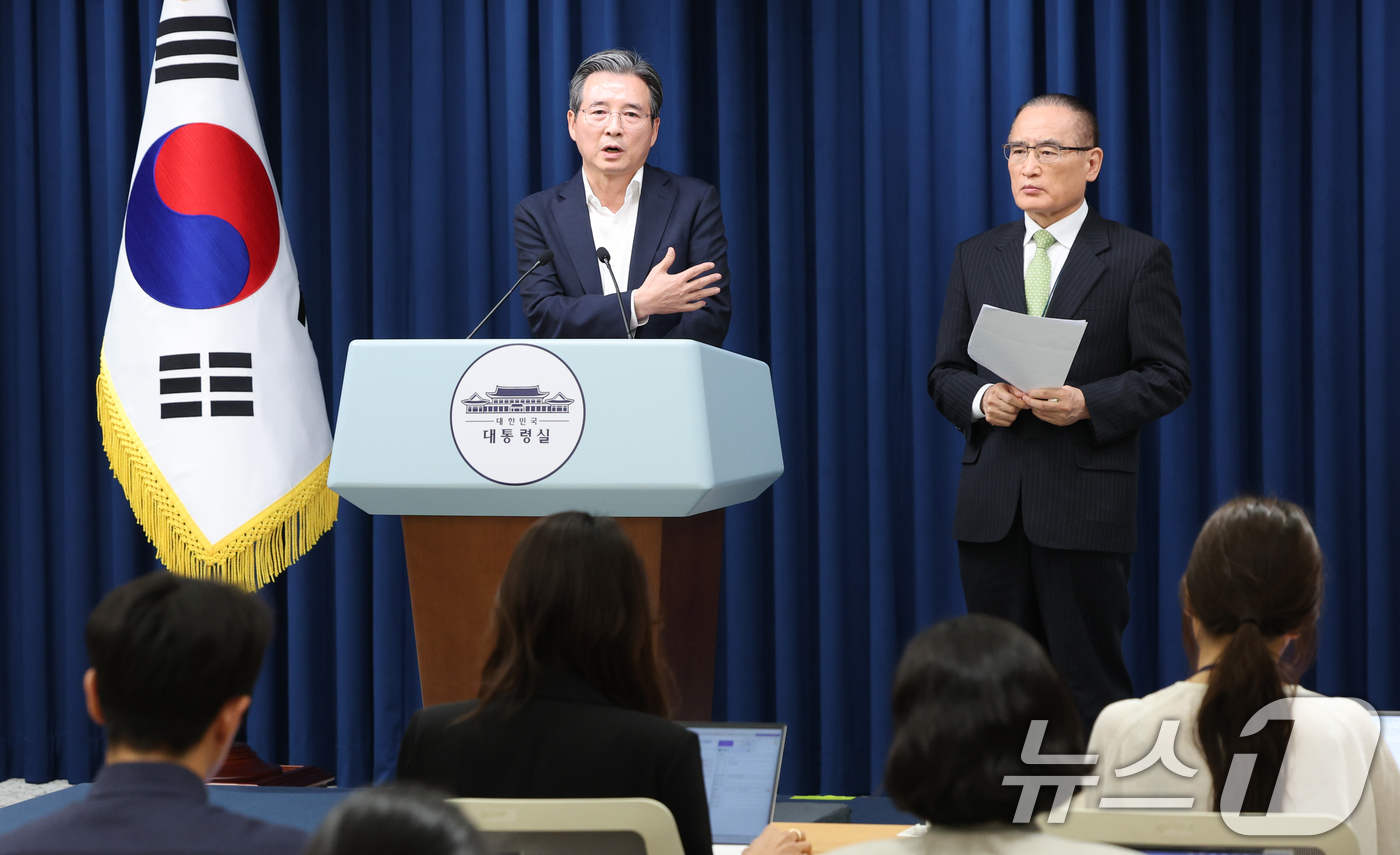 (서울=뉴스1) 허경 기자 = 김용범 정책실장(왼쪽)과 위성락 국가안보실장이 25일 서울 용산구 대통령실 청사에서 비서실장 주재 통상대책회의 관련 브리핑을 하고 있다. 2025.7 …