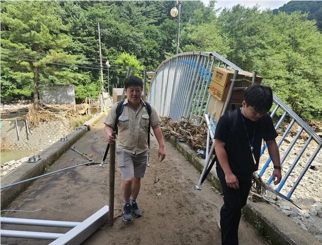 '매일 4시간 왕복 8㎞' 지게로 수해민들에 물품 건넨 공무원들