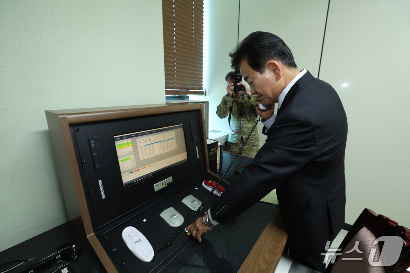 본문 이미지 - 정동영 신임 통일부 장관이 취임 첫날인 25일 경기도 파주시에 위치한 판문점을 방문해 북한과의 직통 전화를 들어보고 있다.&#40;통일부 제공&#41;.