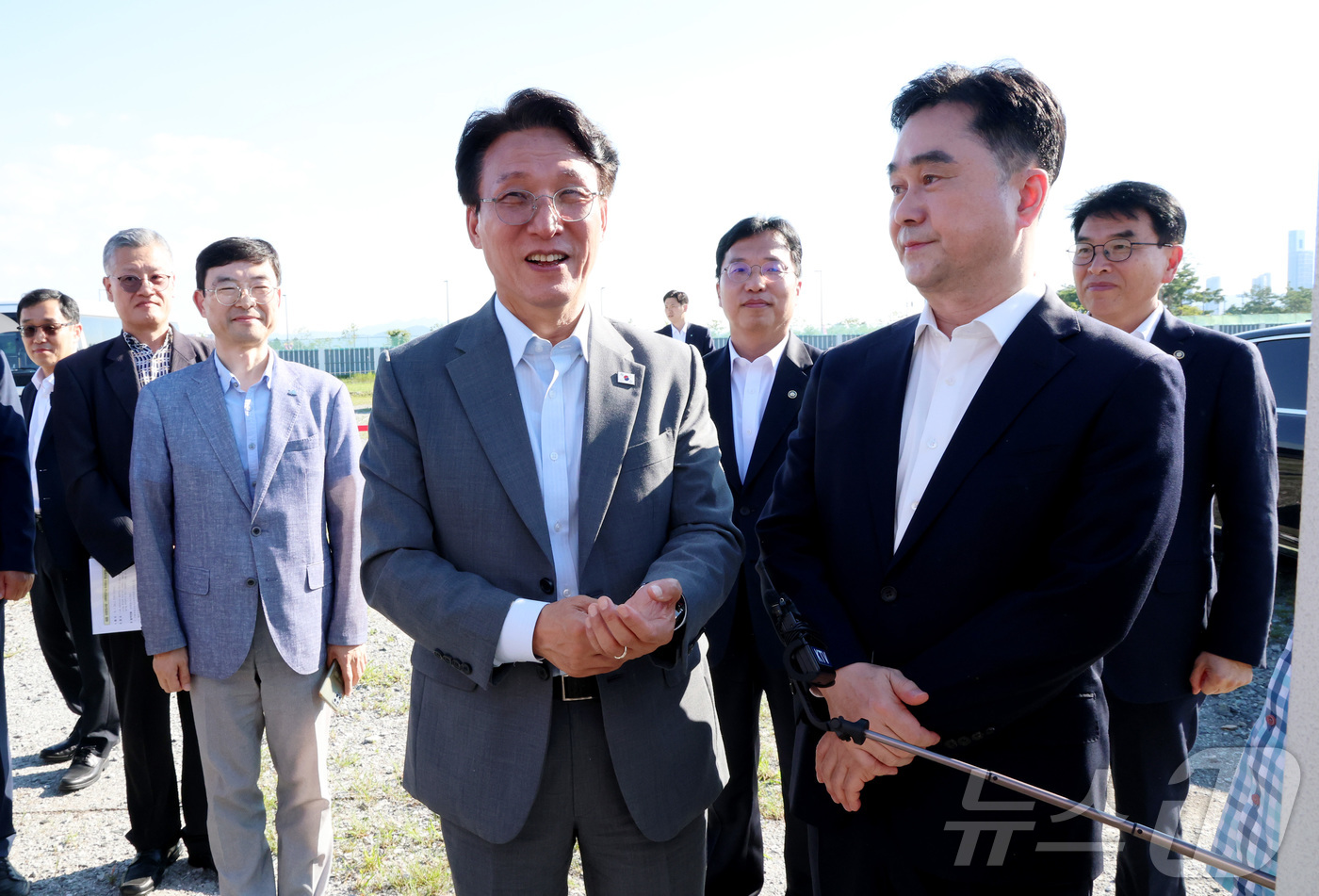 (세종=뉴스1) 김기남 기자 = 김민석 국무총리가 25일 세종시 국회세종의사당 예정부지를 찾아 김종민 국회의원, 강주엽 행정중심복합도시건설청장 등과 부지를 둘러보고 있다 2025. …