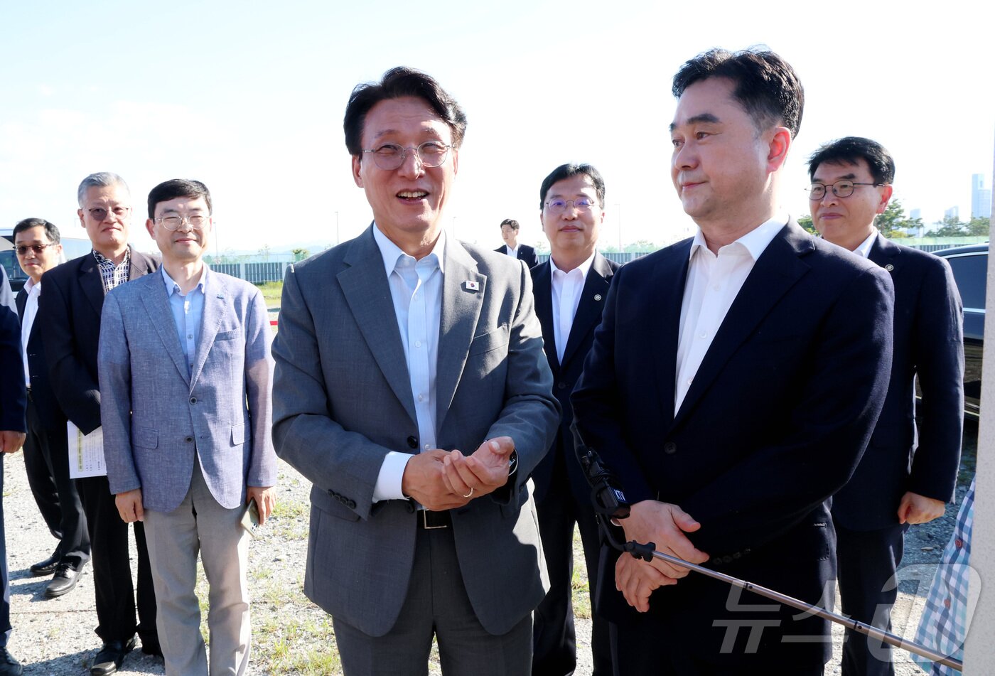 본문 이미지 - 김민석 국무총리가 25일 세종시 국회세종의사당 예정부지를 찾아 김종민 국회의원, 강주엽 행정중심복합도시건설청장 등과 부지를 둘러보고 있다 2025.7.25/뉴스1 ⓒ News1 김기남 기자