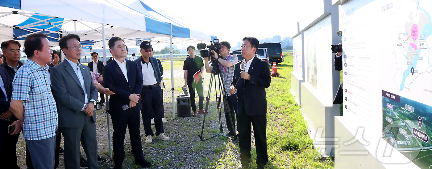 (세종=뉴스1) 김기남 기자 = 김민석 국무총리가 25일 세종시 국회세종의사당 예정부지를 찾아 강주엽 행정중심복합도시건설청장으로부터 현황 보고를 받고 있다 2025.7.25/뉴스1 …