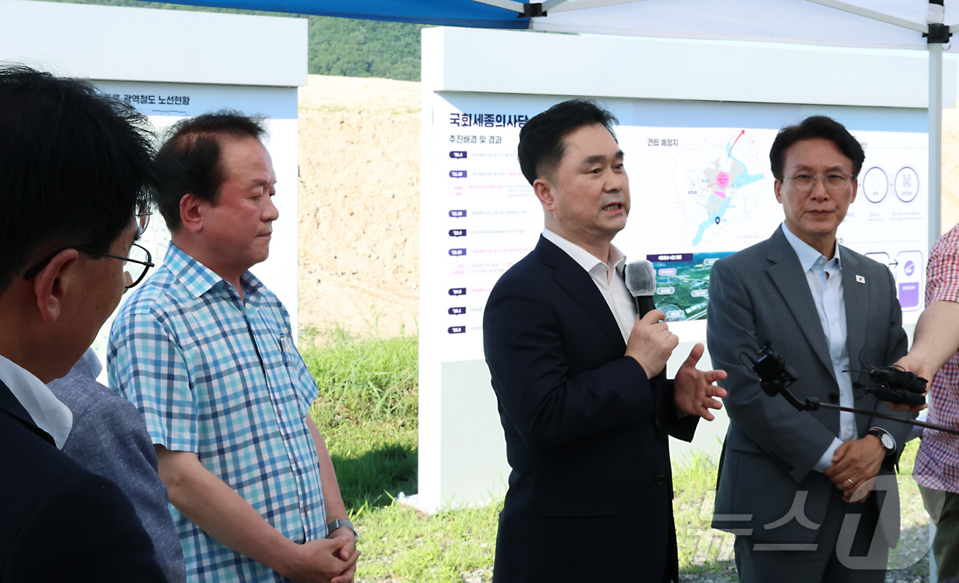 (세종=뉴스1) 김기남 기자 = 김종민 국회의원(세종시 갑)이 25일 세종시 국회세종의사당 예정부지를 찾아 김민석 국무총리와 국회세종의사당 추진에 내용 등을 발언하고 있다 2025 …