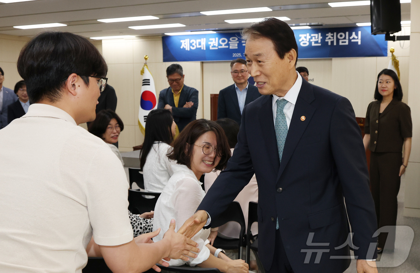 (세종=뉴스1) 김기남 기자 = 권오을 국가보훈부 장관이 25일 오후 세종시 정부세종청사에서 열린 취임식을 마친 뒤 직원들과 인사하고 있다. 2025.7.25/뉴스1