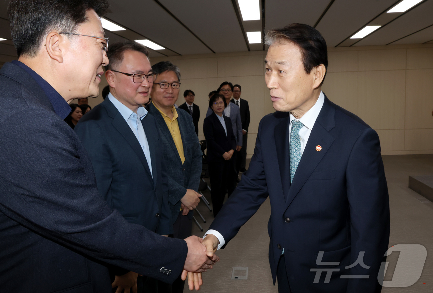 (세종=뉴스1) 김기남 기자 = 권오을 국가보훈부 장관이 25일 오후 세종시 정부세종청사에서 열린 취임식에 참석하며 직원들과 인사하고 있다. 2025.7.25/뉴스1