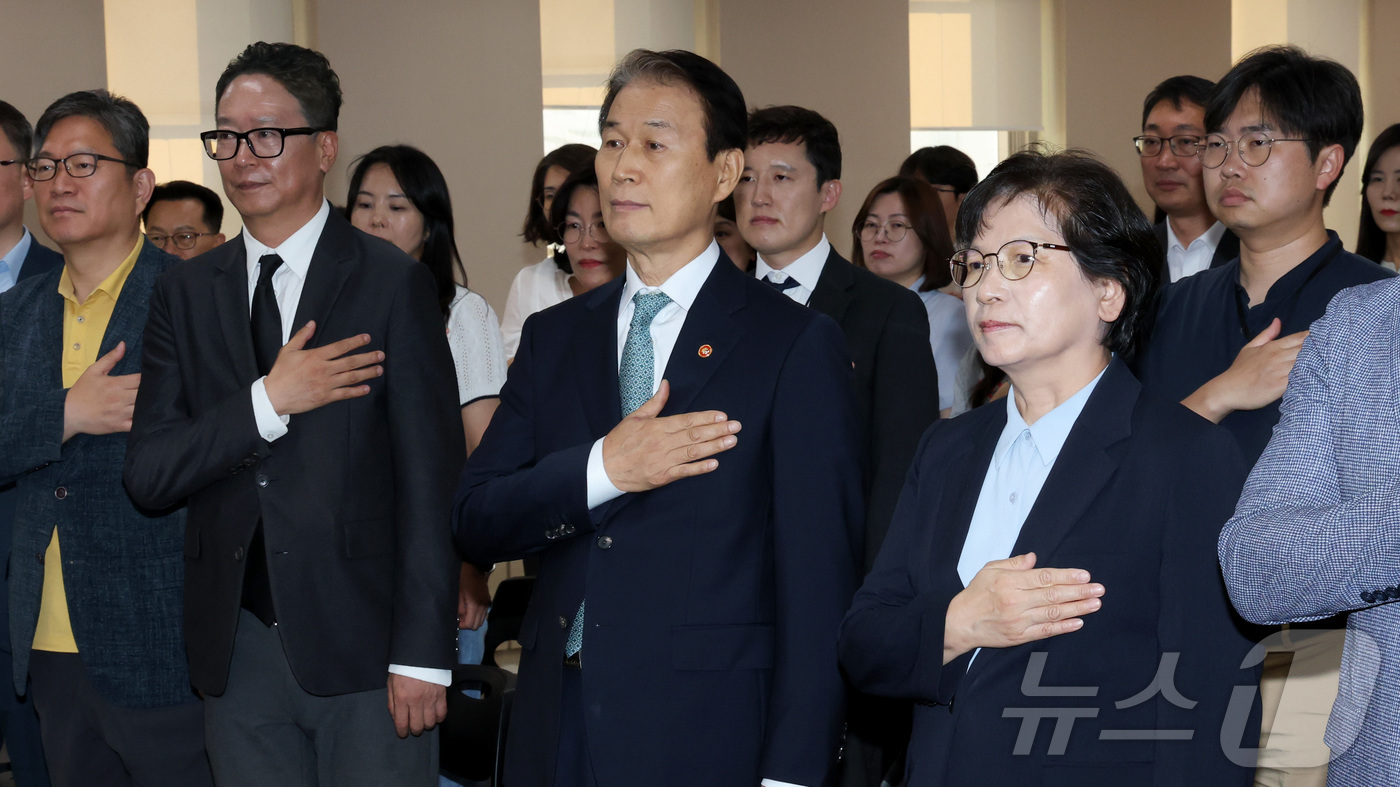(세종=뉴스1) 김기남 기자 = 권오을 국가보훈부 장관이 25일 오후 세종시 정부세종청사에서 열린 취임식에서 국민의례를 하고 있다. 2025.7.25/뉴스1