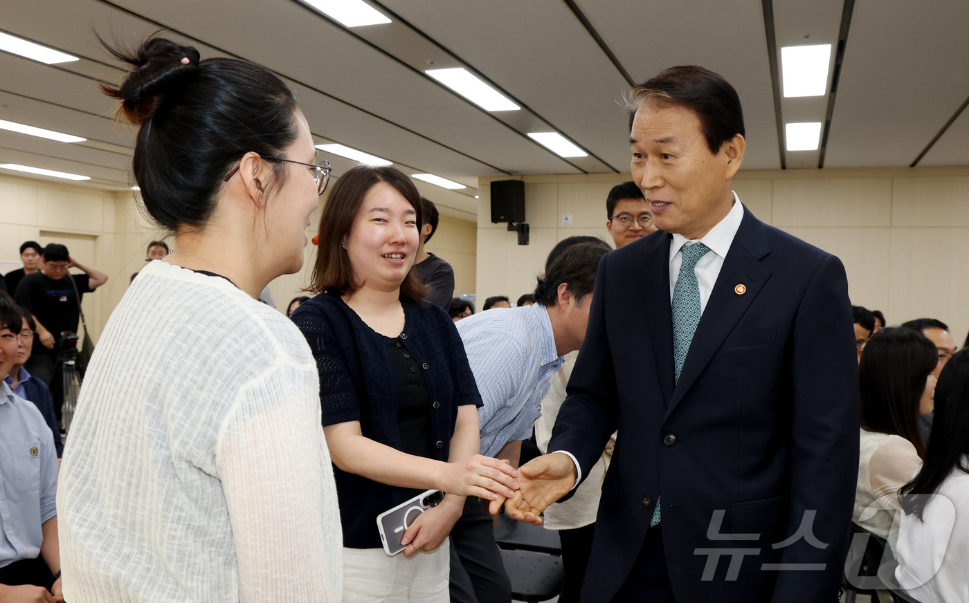 (세종=뉴스1) 김기남 기자 = 권오을 국가보훈부 장관이 25일 오후 세종시 정부세종청사에서 열린 취임식을 마친 뒤 직원들과 인사하고 있다. 2025.7.25/뉴스1