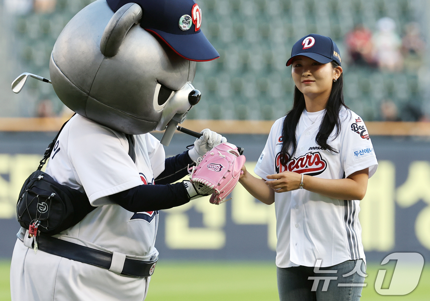 (서울=뉴스1) 오대일 기자 = 한국여자프로골프(KLPGA) 투어 '간판스타' 이예원(22·메디힐)이 25일 서울 송파구 잠실야구장에서 열린 프로야구 '2025 신한 SOL뱅크 K …