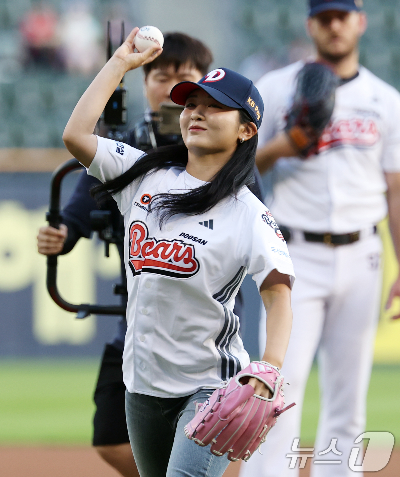 (서울=뉴스1) 오대일 기자 = 한국여자프로골프(KLPGA) 투어 '간판스타' 이예원(22·메디힐)이 25일 서울 송파구 잠실야구장에서 열린 프로야구 '2025 신한 SOL뱅크 K …