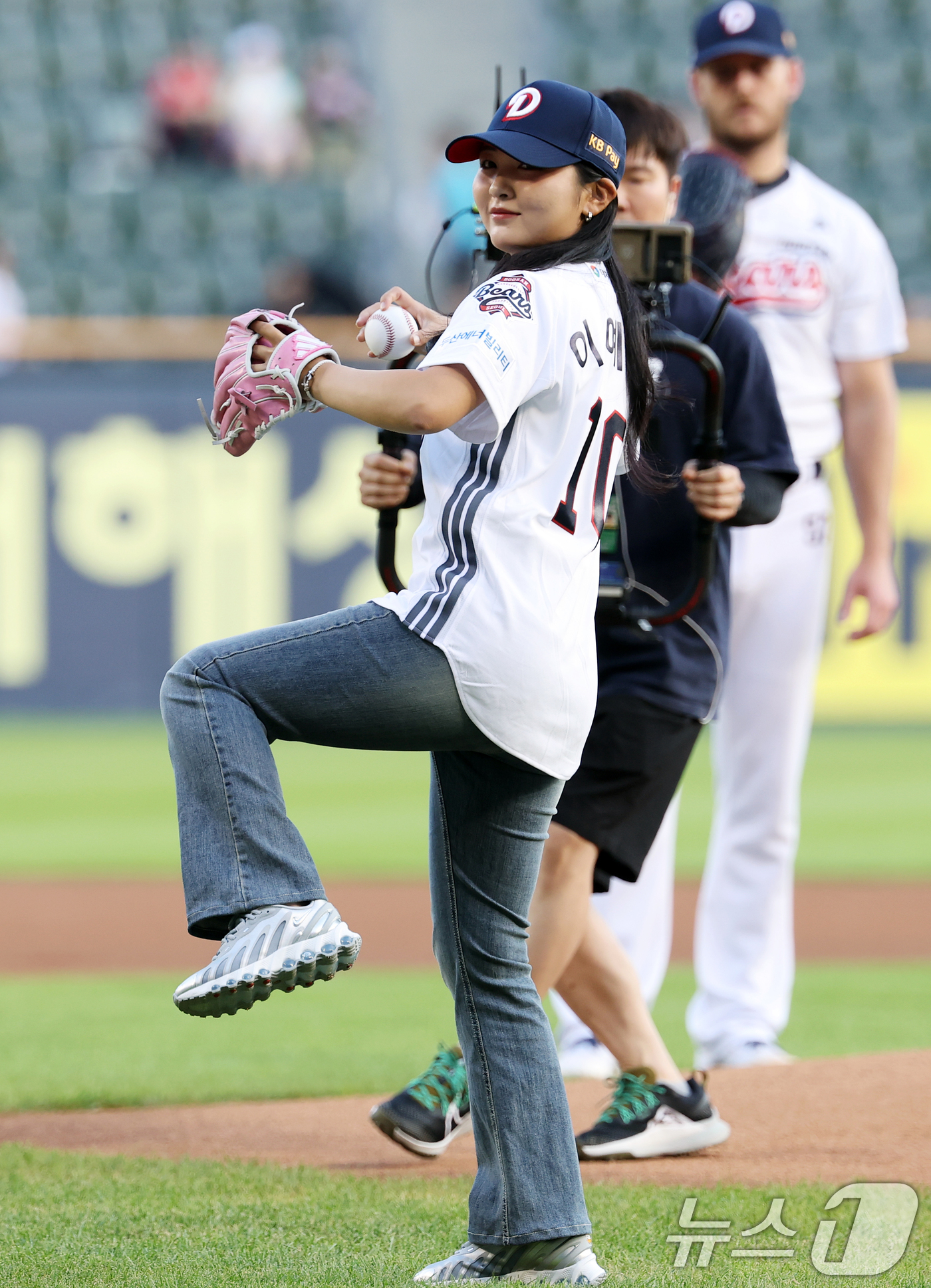 (서울=뉴스1) 오대일 기자 = 한국여자프로골프(KLPGA) 투어 '간판스타' 이예원(22·메디힐)이 25일 서울 송파구 잠실야구장에서 열린 프로야구 '2025 신한 SOL뱅크 K …