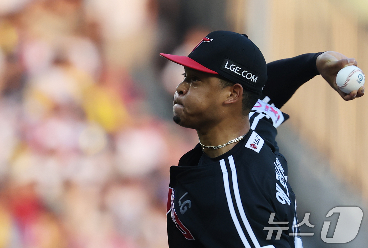 (서울=뉴스1) 오대일 기자 = 25일 서울 송파구 잠실야구장에서 열린 프로야구 '2025 신한 SOL뱅크 KBO 리그' LG 트윈스와 두산 베어스의 경기, 1회말 LG 선발투수 …