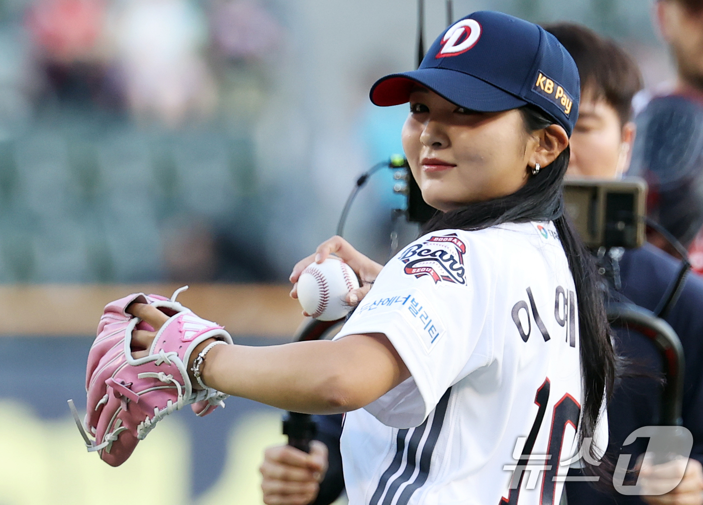 (서울=뉴스1) 오대일 기자 = 한국여자프로골프(KLPGA) 투어 '간판스타' 이예원(22·메디힐)이 25일 서울 송파구 잠실야구장에서 열린 프로야구 '2025 신한 SOL뱅크 K …