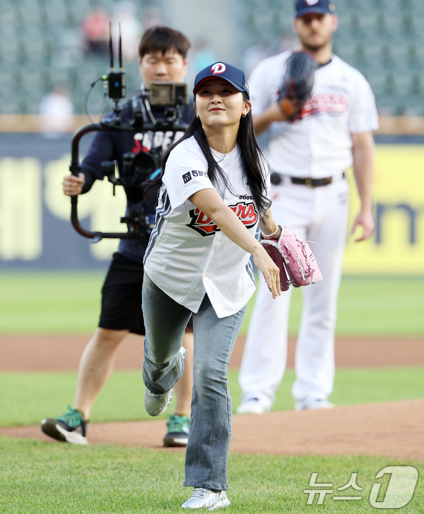 (서울=뉴스1) 오대일 기자 = 한국여자프로골프(KLPGA) 투어 '간판스타' 이예원(22·메디힐)이 25일 서울 송파구 잠실야구장에서 열린 프로야구 '2025 신한 SOL뱅크 K …