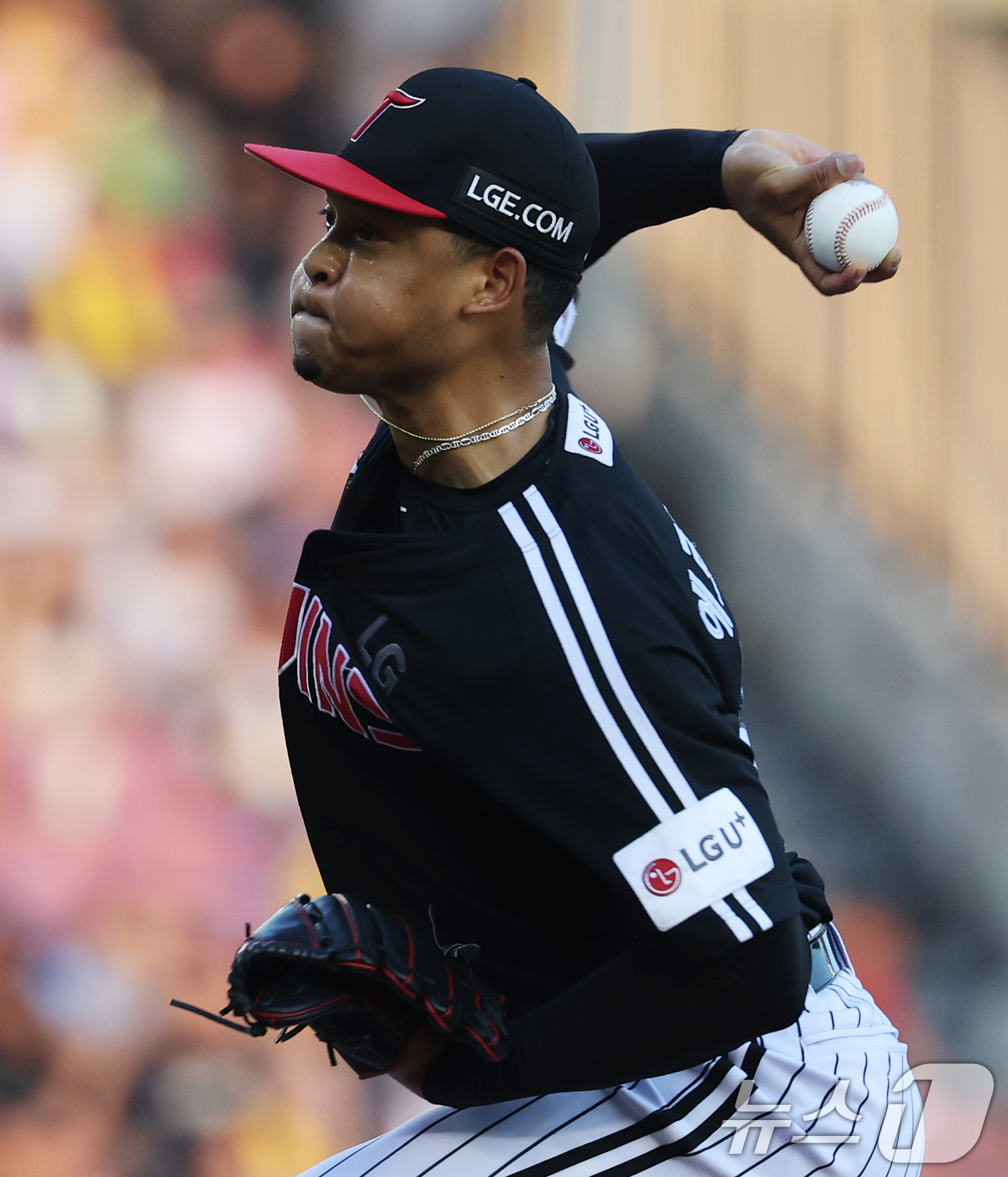 (서울=뉴스1) 오대일 기자 = 25일 서울 송파구 잠실야구장에서 열린 프로야구 '2025 신한 SOL뱅크 KBO 리그' LG 트윈스와 두산 베어스의 경기, 1회말 LG 선발투수 …