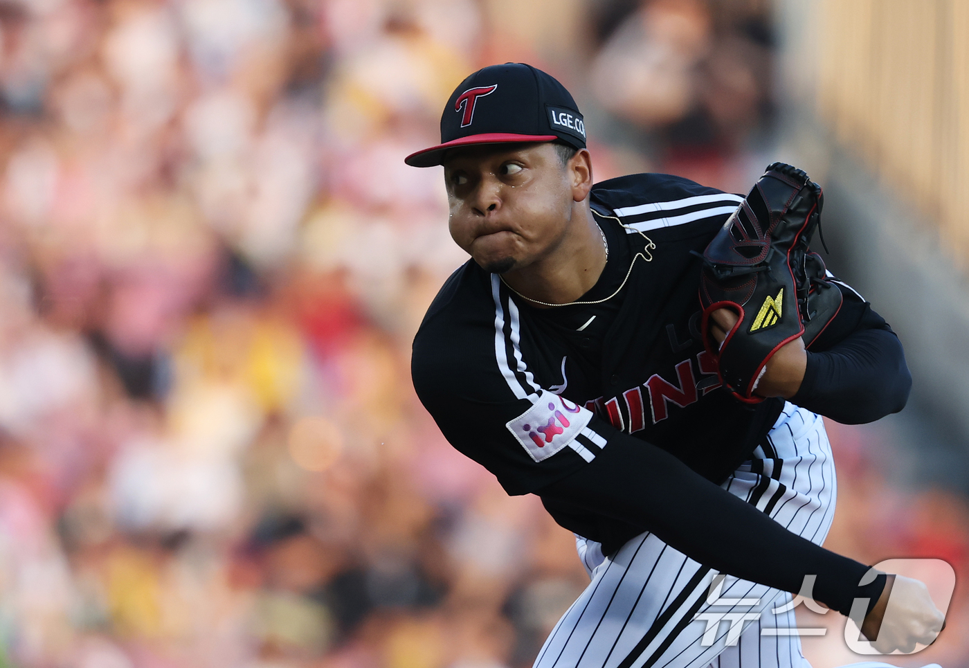 (서울=뉴스1) 오대일 기자 = 25일 서울 송파구 잠실야구장에서 열린 프로야구 '2025 신한 SOL뱅크 KBO 리그' LG 트윈스와 두산 베어스의 경기, 1회말 LG 선발투수 …